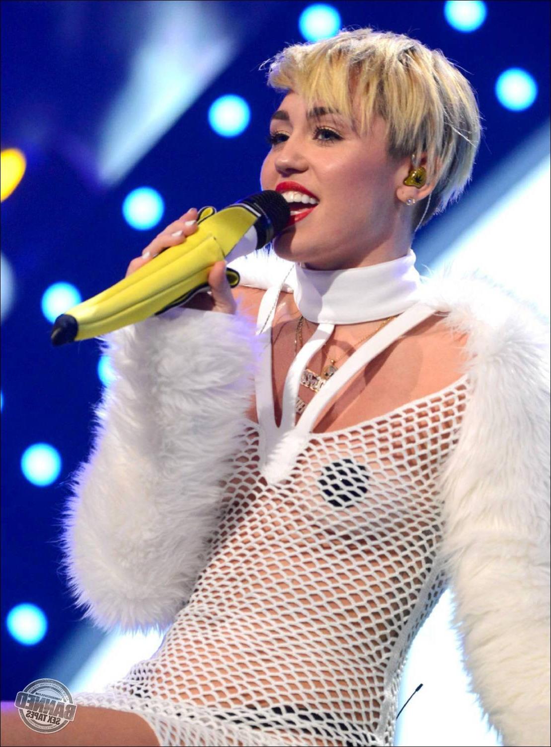 16P Miley Cyrus flashes her Tits with Nipples covered 