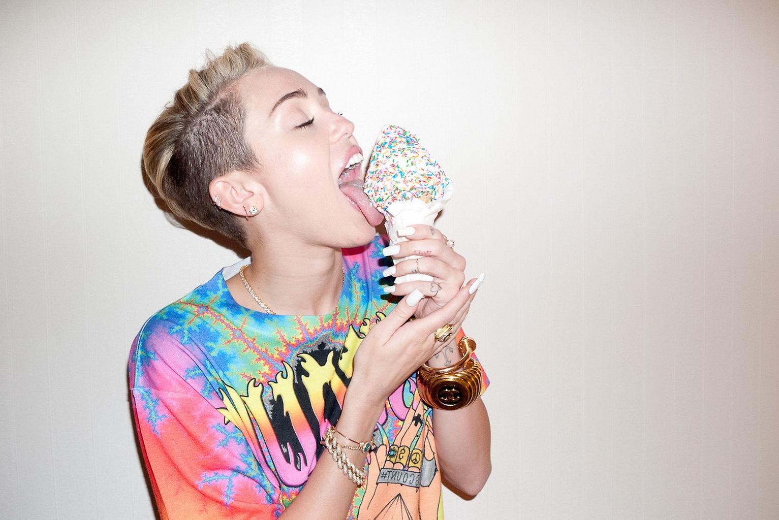 16P Miley Cyrus topless for Terry Richardson 