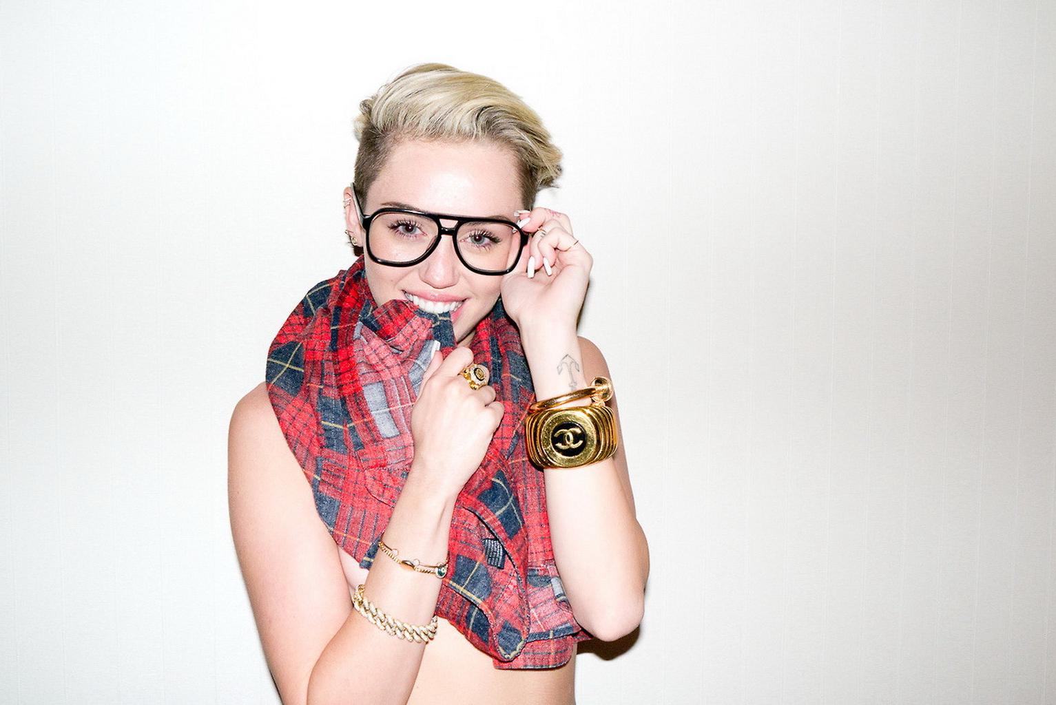 16P Miley Cyrus topless for Terry Richardson 