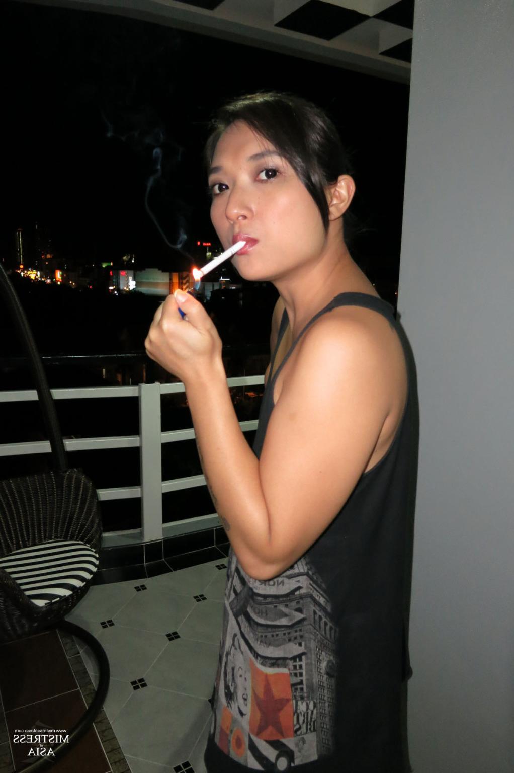 12P Thai bitch smoking