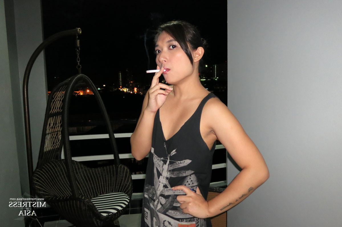 12P Thai bitch smoking