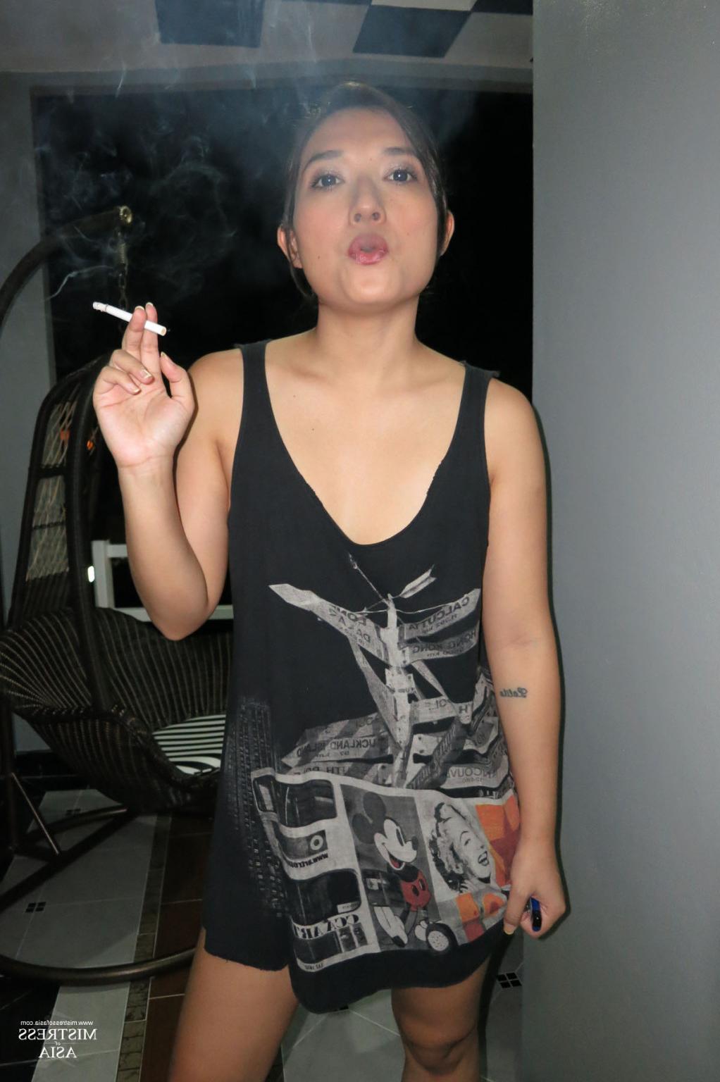 12P Thai bitch smoking