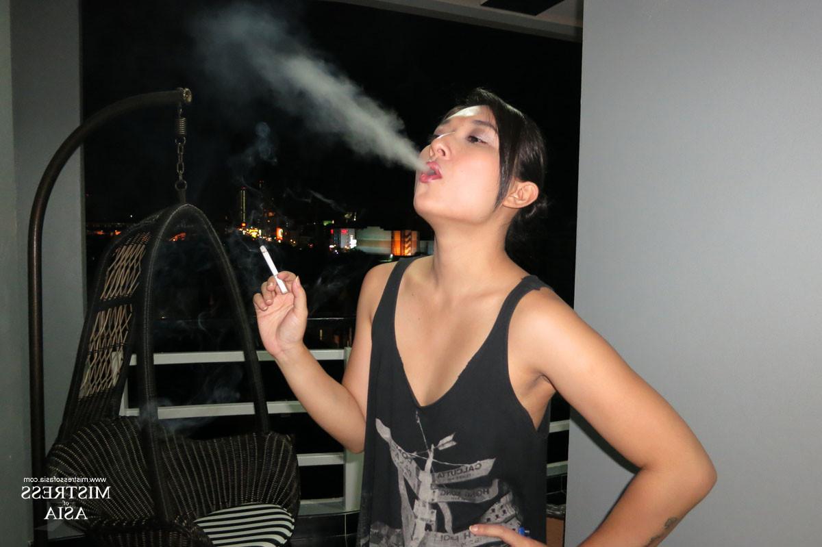12P Thai bitch smoking