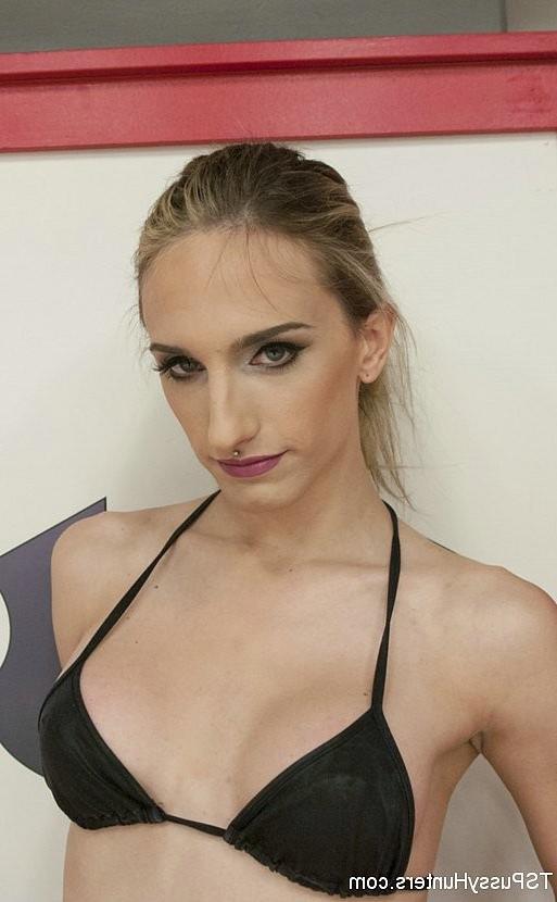17P Kelly Klaymour tranny in ultimate sex fight championship with bl