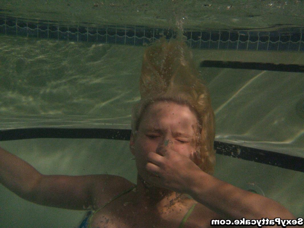 16P Petite blonde like a sexy sailor swimming and posing