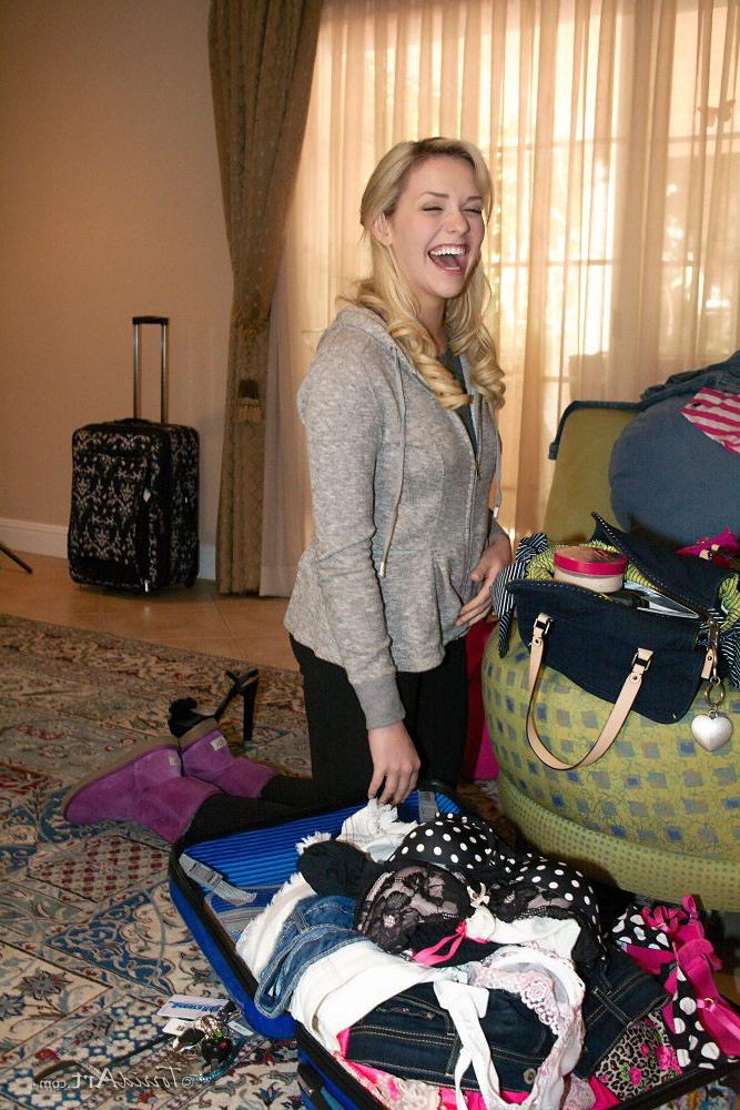 15P Sizzling behind the scenes pics of hottie Mia Malkova