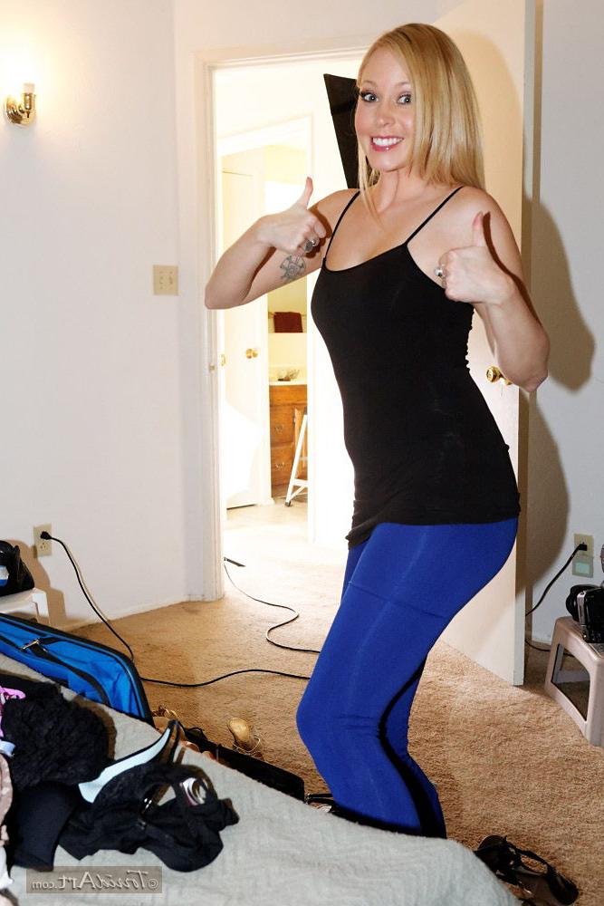 15P Blonde cutie Brea Bennett in behind the scenes photos