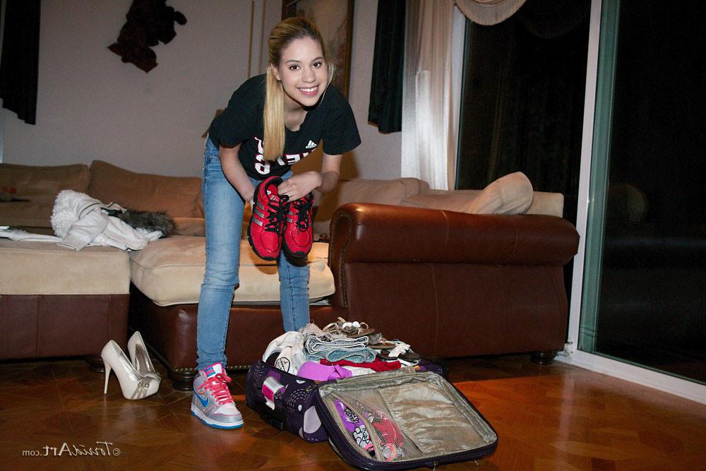 15P Behind the scenes glimpse of Mae Olsen getting dressed