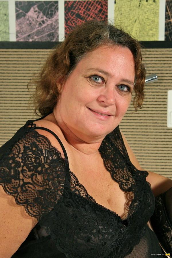 16P Naughty dutch bbw getting ready for bedtime