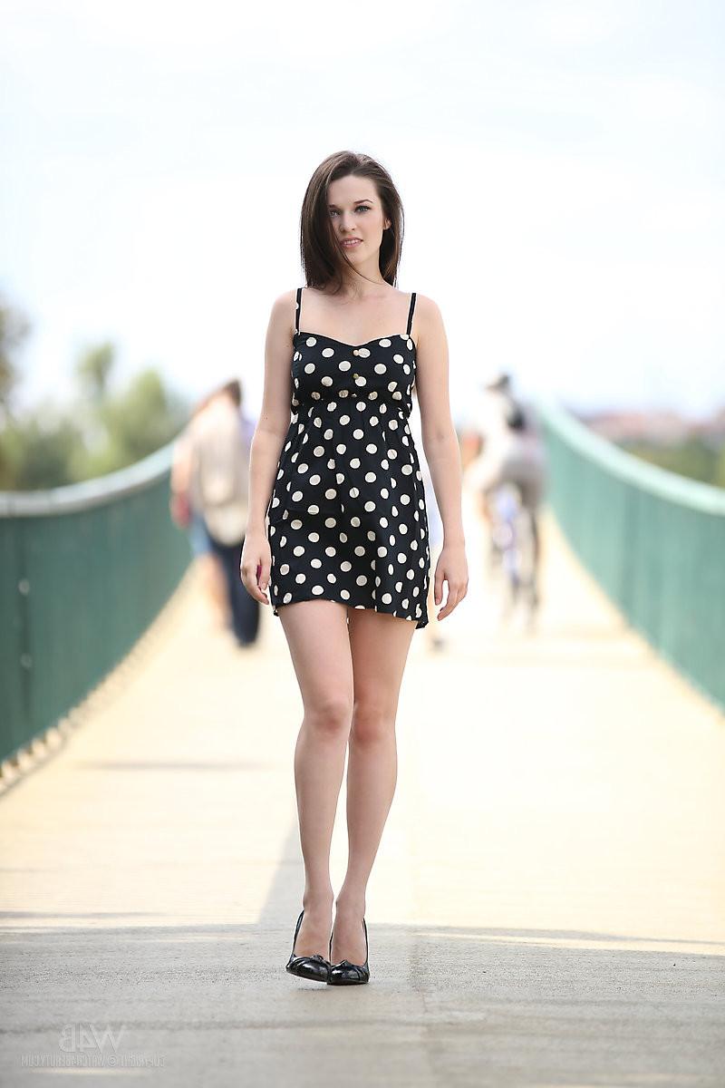 16P Lovely Serena likes to show off her gorgeous figure to anyone