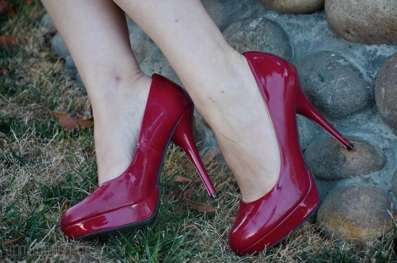 16P Winnie Rider with red heels is bound in spread her pussy machine fucked
