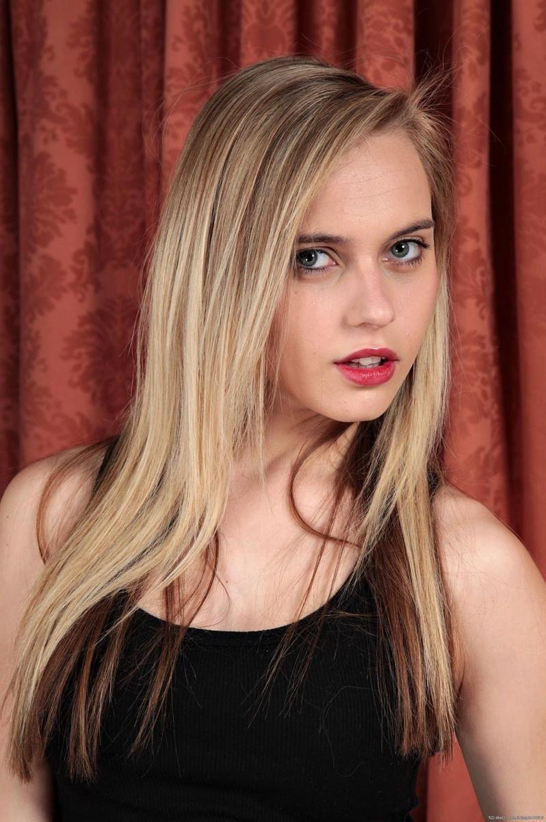 15P Petite blonde Chloe Toy takes off her tight jeans