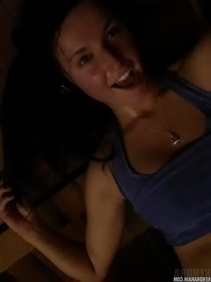 16P Beautiful Kendra Rain in candid pics that showcase her gorgeous body