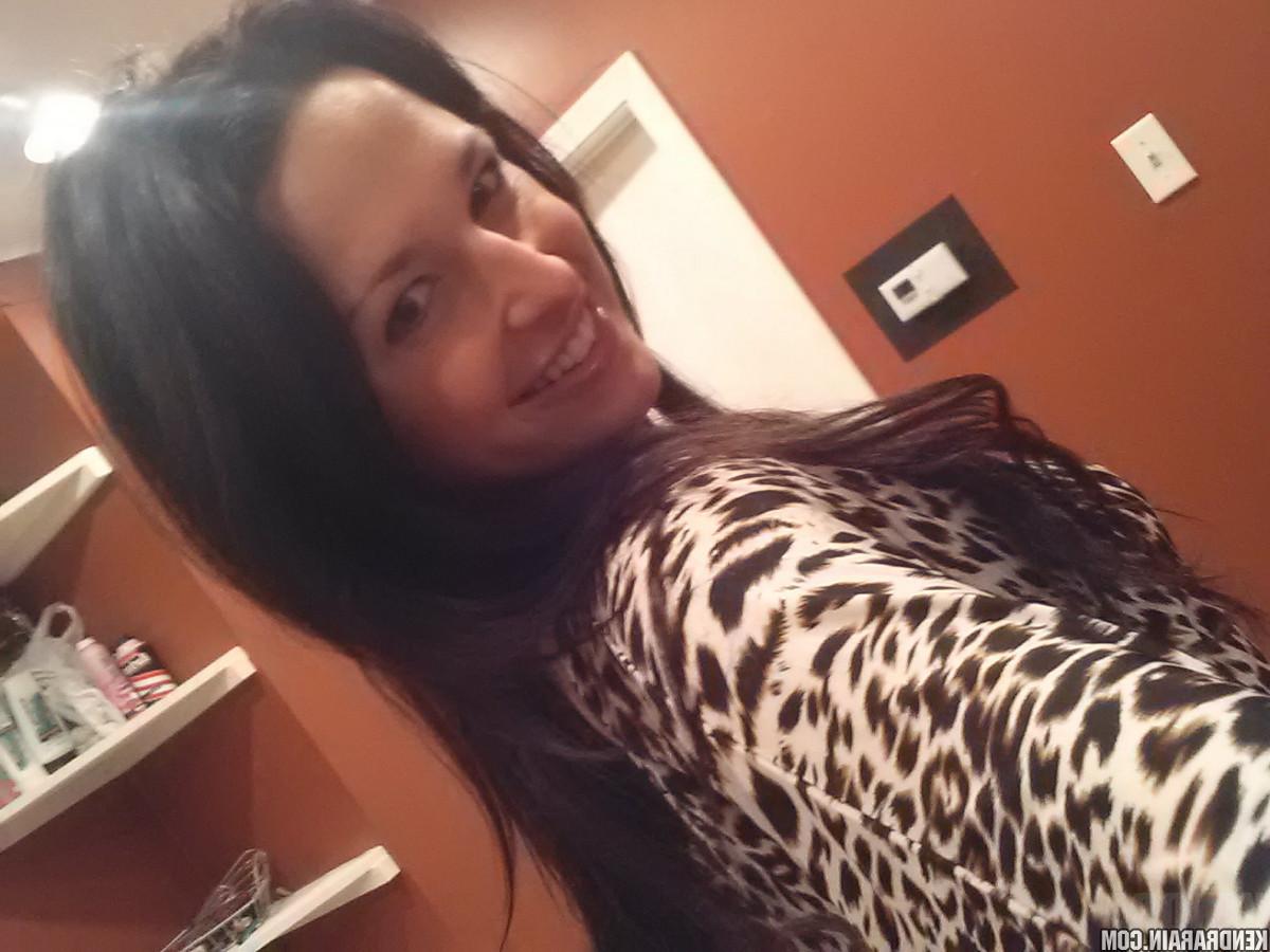 16P Beautiful Kendra Rain in candid pics that showcase her gorgeous body