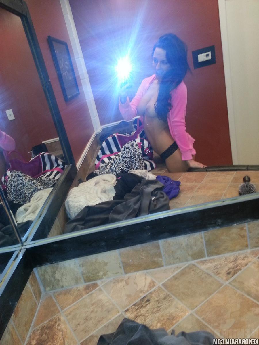 16P Beautiful Kendra Rain in candid pics that showcase her gorgeous body