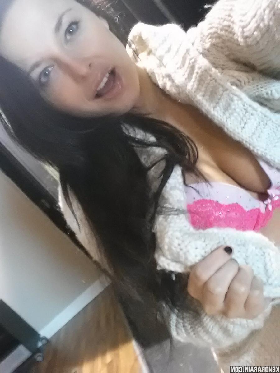 16P Beautiful Kendra Rain in candid pics that showcase her gorgeous body