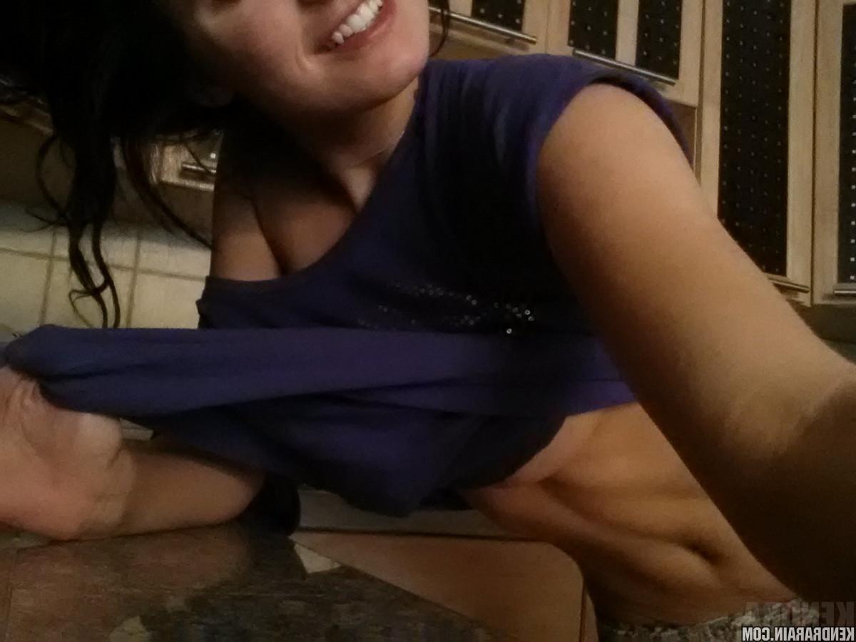 16P Beautiful Kendra Rain in candid pics that showcase her gorgeous body