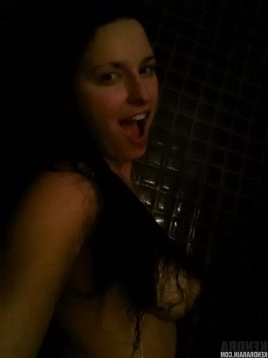 16P Beautiful Kendra Rain in candid pics that showcase her gorgeous body