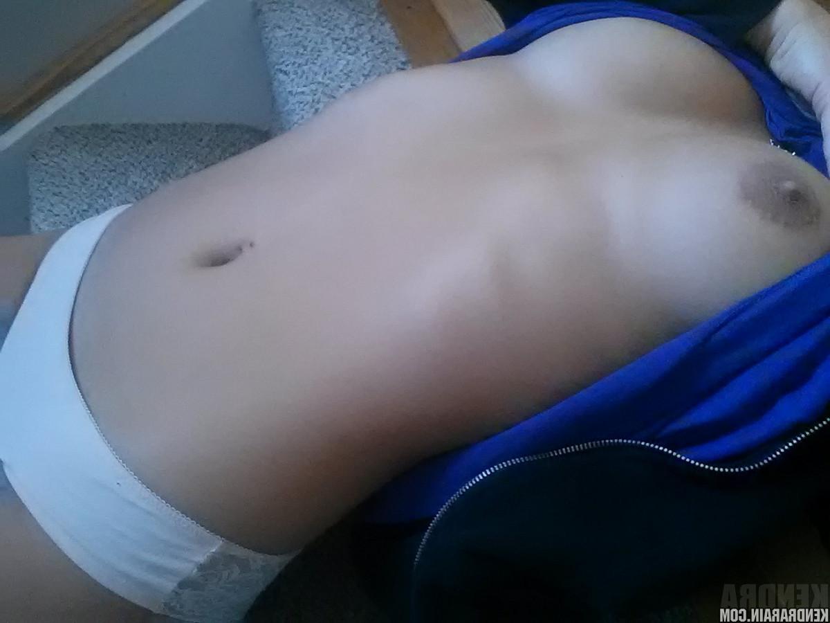 16P Beautiful Kendra Rain in candid pics that showcase her gorgeous body