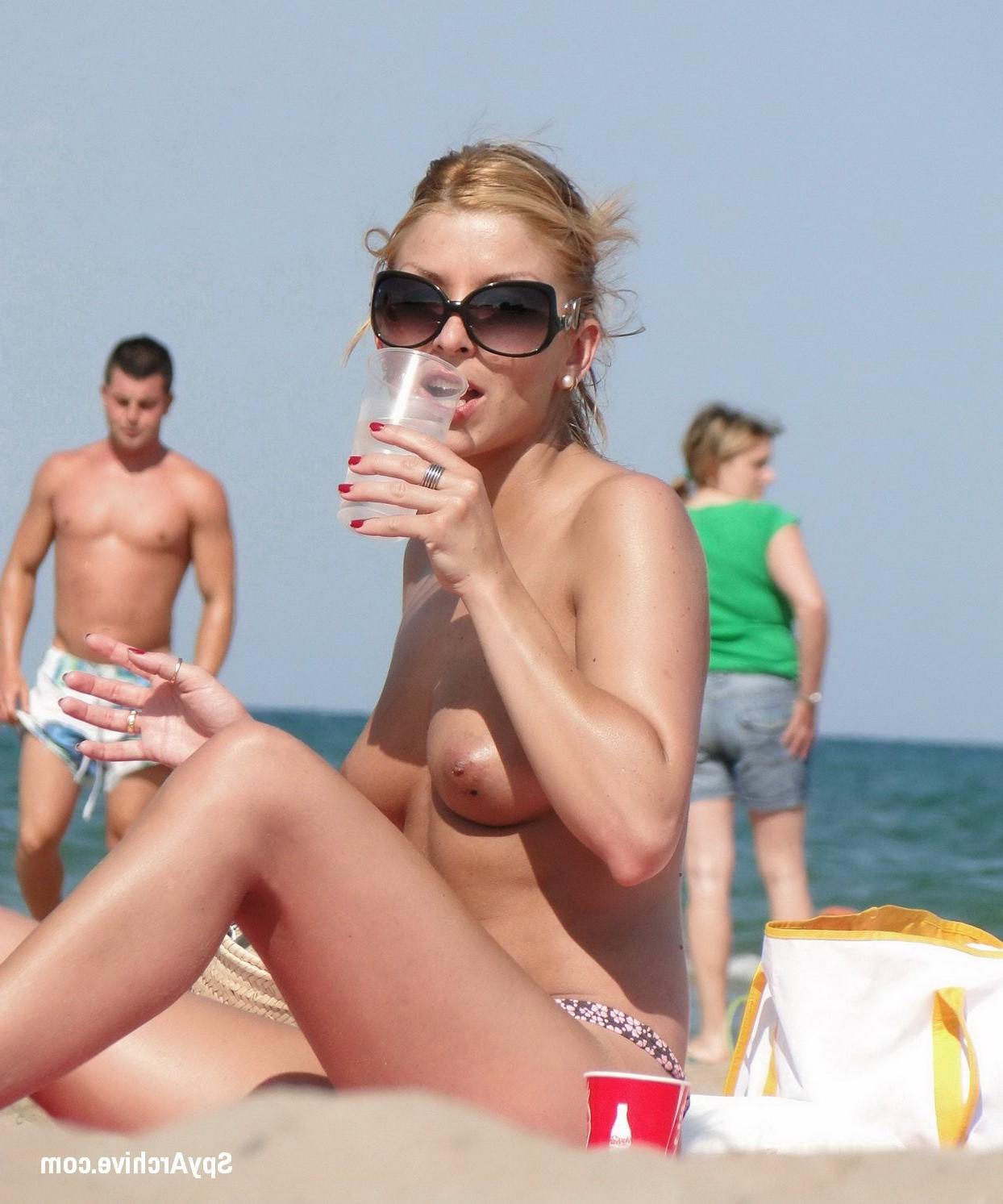 15P Spying on a sexy topless blonde at the beach