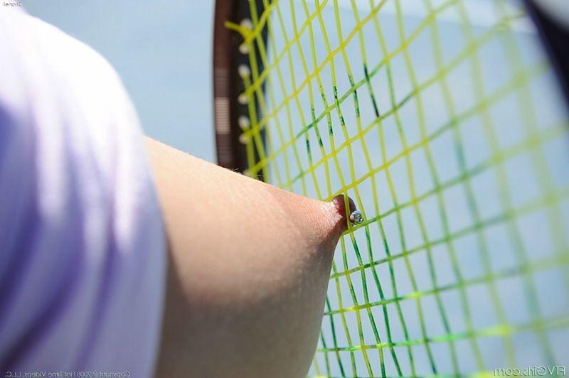 15P Short skirt beauty with no panties flashes on tennis court