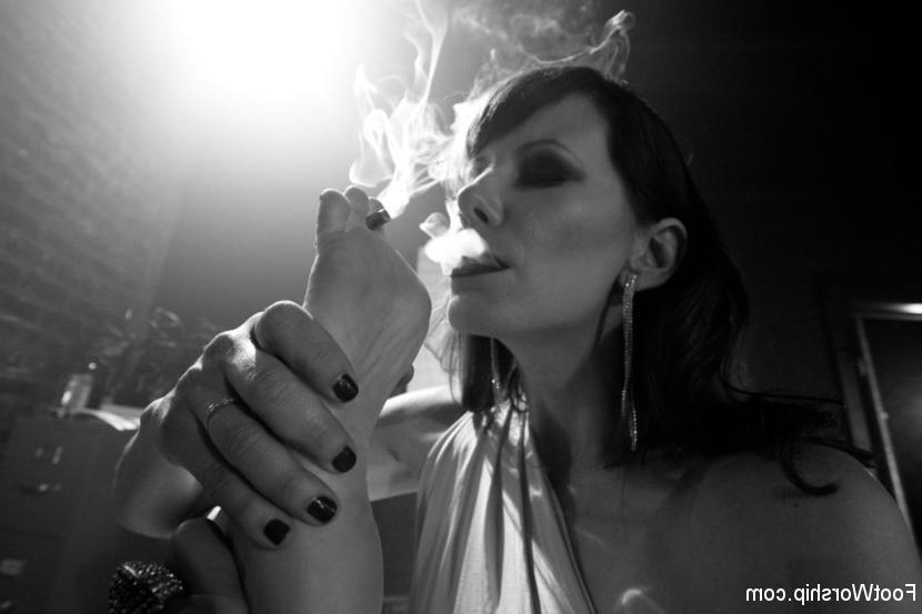 16P Maitresse Madeline femme fatale seductively uses her foot slave