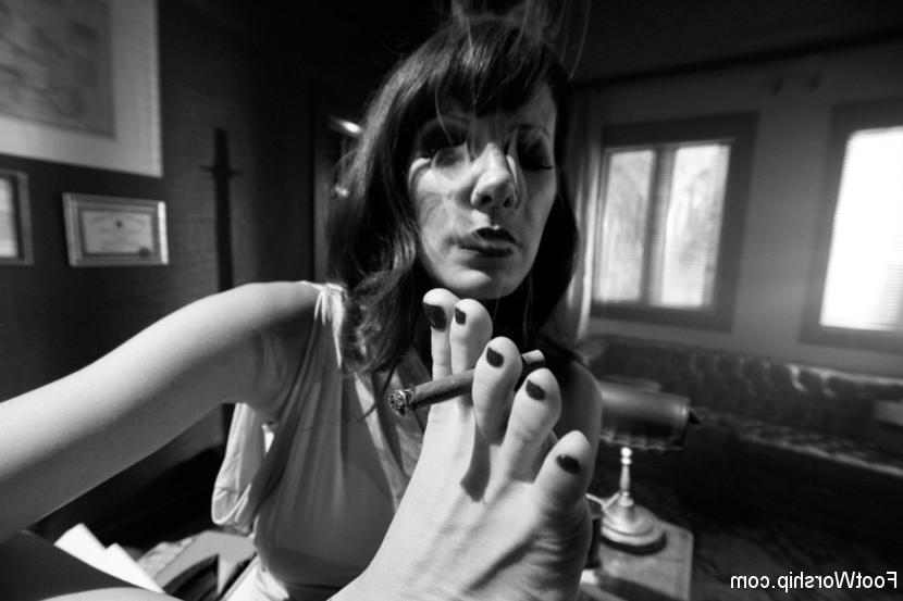 16P Maitresse Madeline femme fatale seductively uses her foot slave