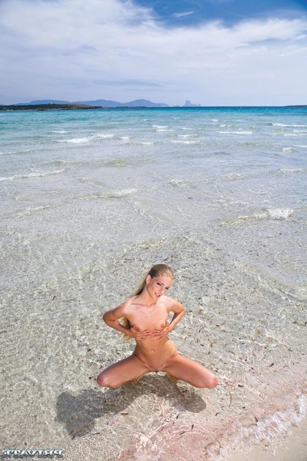 12P Slim blonde Cayenne Klein enjoys a great beach fuck