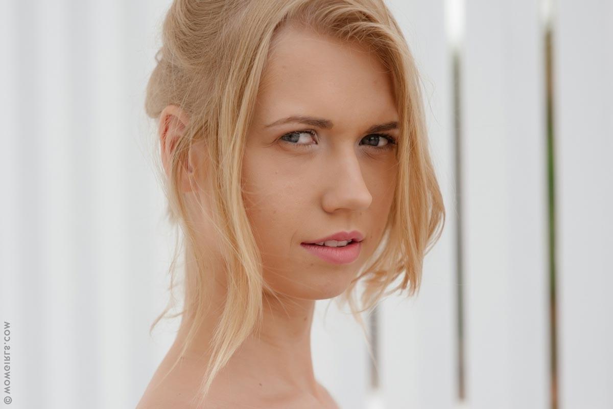 12P Slim nude Euro blonde with an angelic face