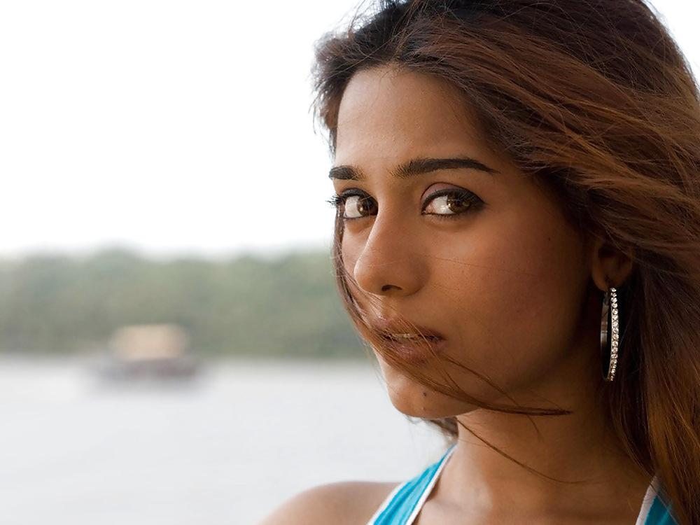 24P Indian slim n sexy Amrita rao - 7