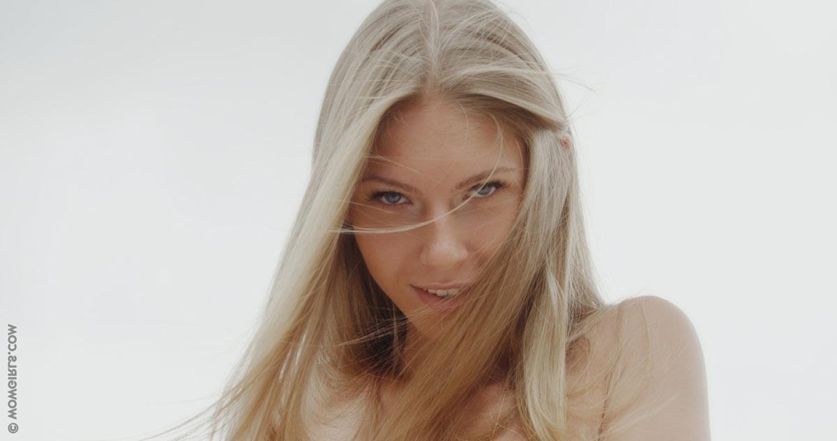 12P Slim nude blonde masturbates