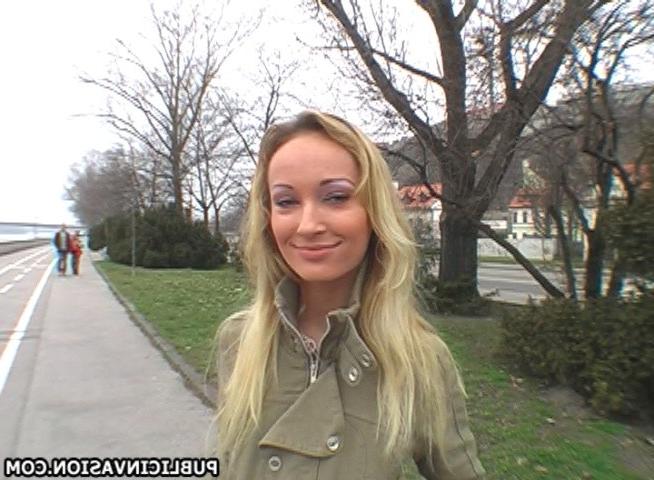 16P gutter skank gets her 10 bucks and goes to work on thick cock