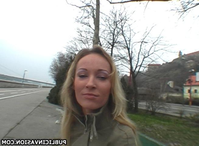 16P gutter skank gets her 10 bucks and goes to work on thick cock