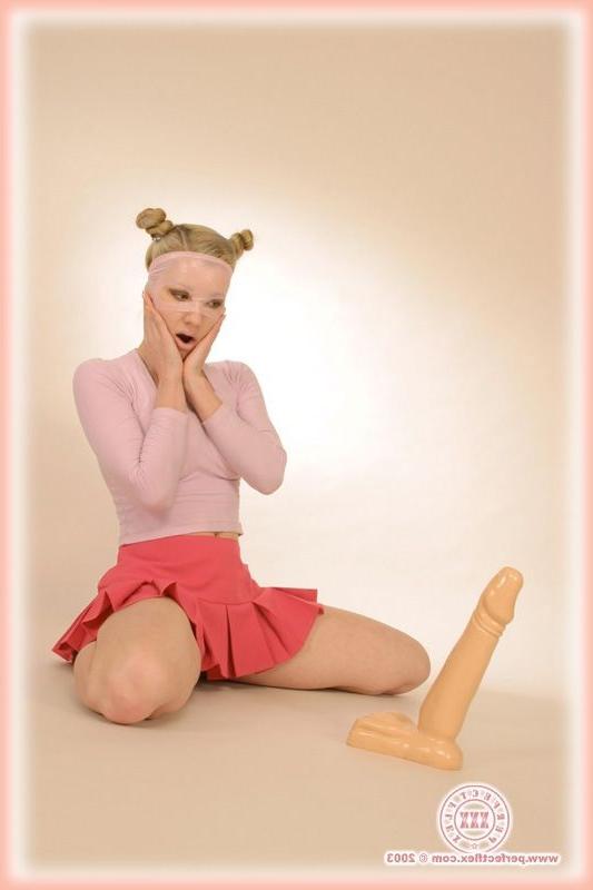 16P Flirty contortionist babe using a huge dildo