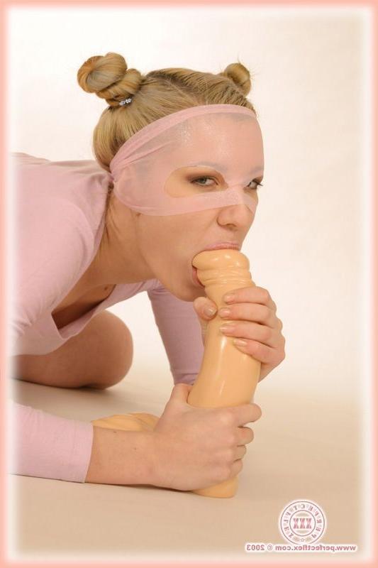 16P Flirty contortionist babe using a huge dildo