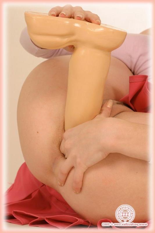 16P Flirty contortionist babe using a huge dildo
