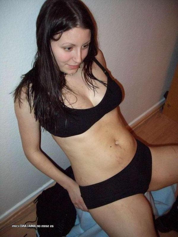 16P Skanky amateur GF sucking on a huge stiff cock