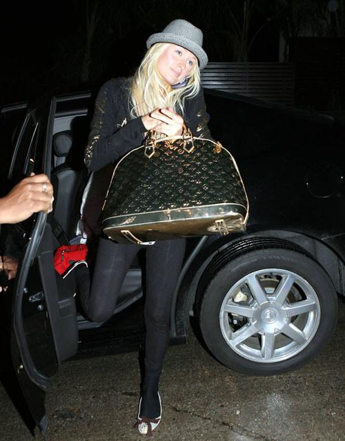 16P Paris Hilton with sister in lingerie have sex paparazzi pics