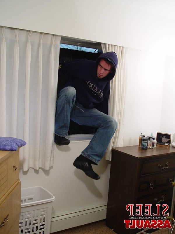16P Guy sneaks in and has some fun with a sleeping chick