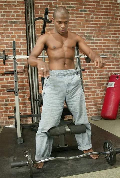 20P Black muscle working out in a gym and expanding  his own hole