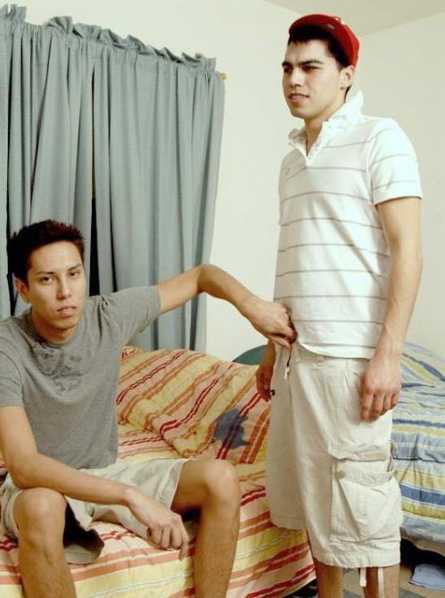 20P Three twinks enjoy oral and anal gang bang in the dormotory