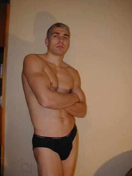 13P Muscula hunk showing his huge cock