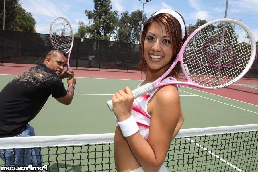16P Layla Storm handles rackets and cocks with ease