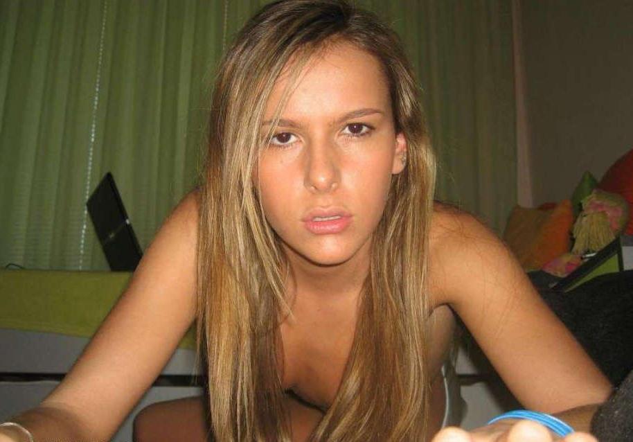 16P Pictures of a chick sucking a cock and self-shooting