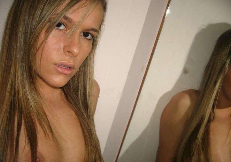 16P Pictures of a chick sucking a cock and self-shooting