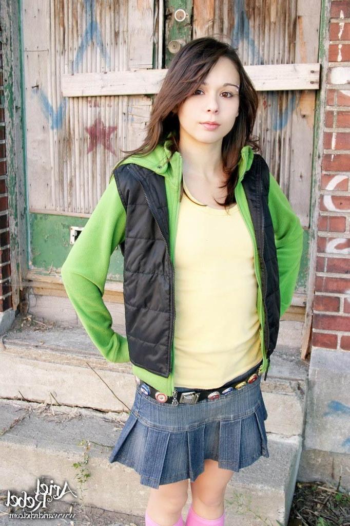 15P Cute teen girl in skirt flashing pussy outside
