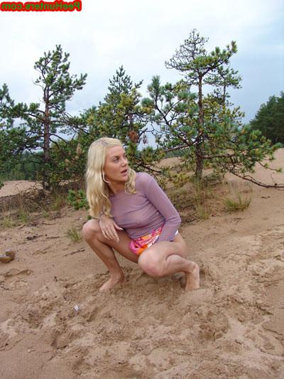 16P Beautiful teen peeing in the beach