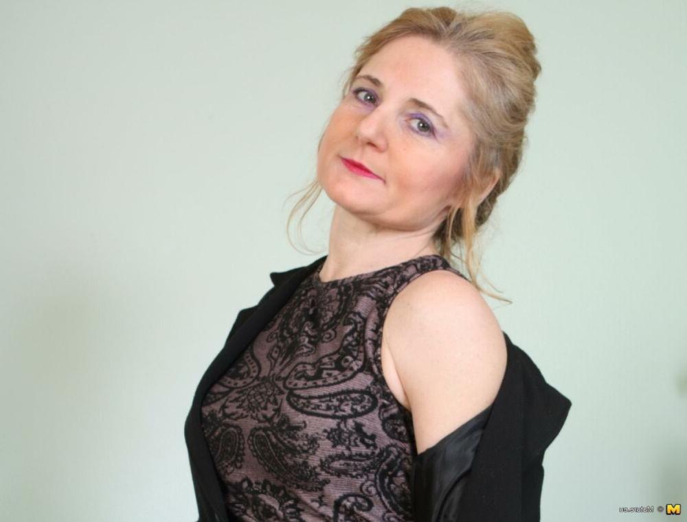 15P Isabella Diana poses in black stockings and gloves
