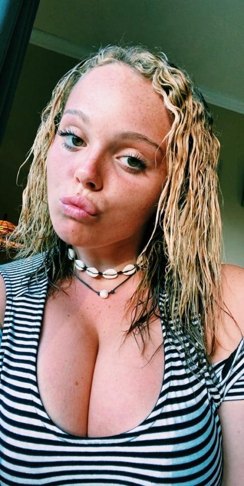 25P Beautiful babe and her huge knockers