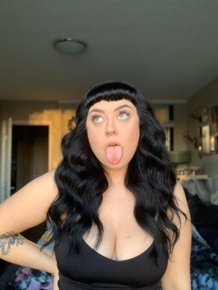25P Rachel and her huge tits